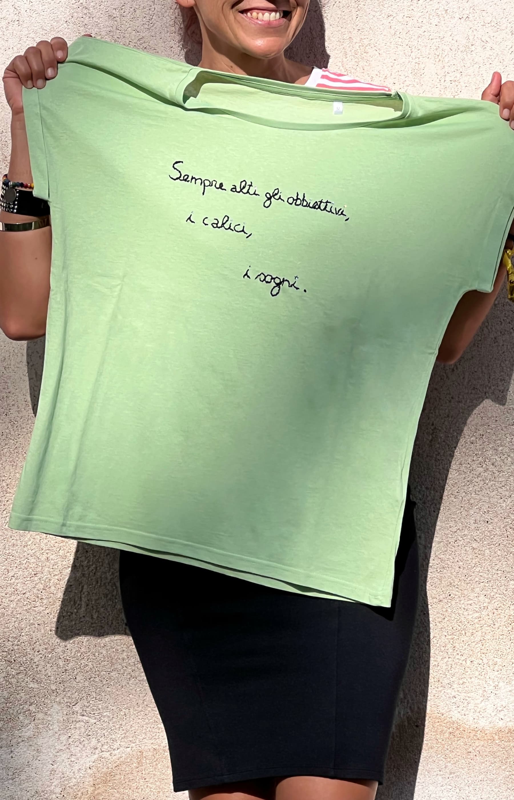 t-shirt verde ricamata