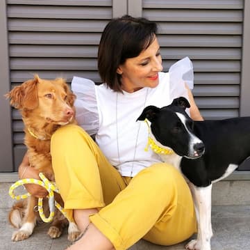 Lucia con due cani e i guinzagli fatti a mano di For my Dog Lucia con due cani e i guinzagli fatti a mano di for my dog