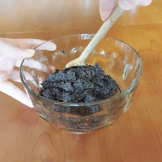 preparazione scrub al caffè fai da te