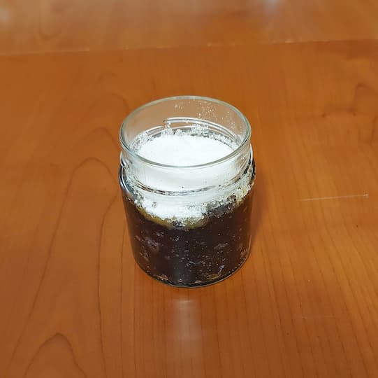 scrub al caffè in barattolo di vetro