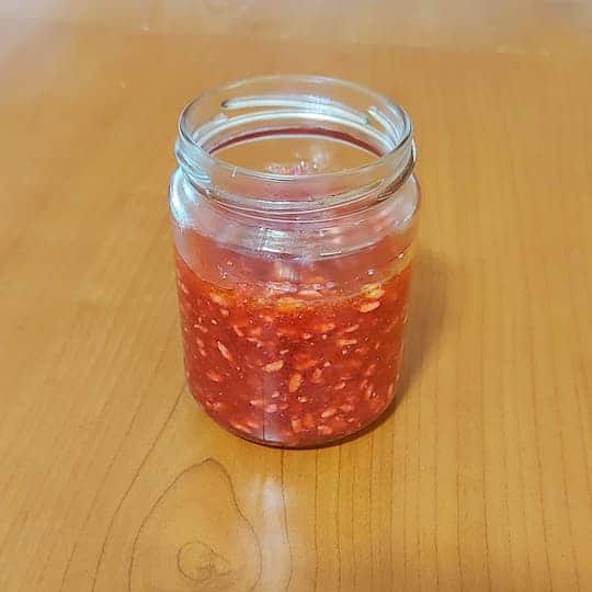 scrub al melograno in vasetto di vetro