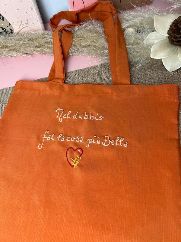 tot bag arancione con scritta ricamata