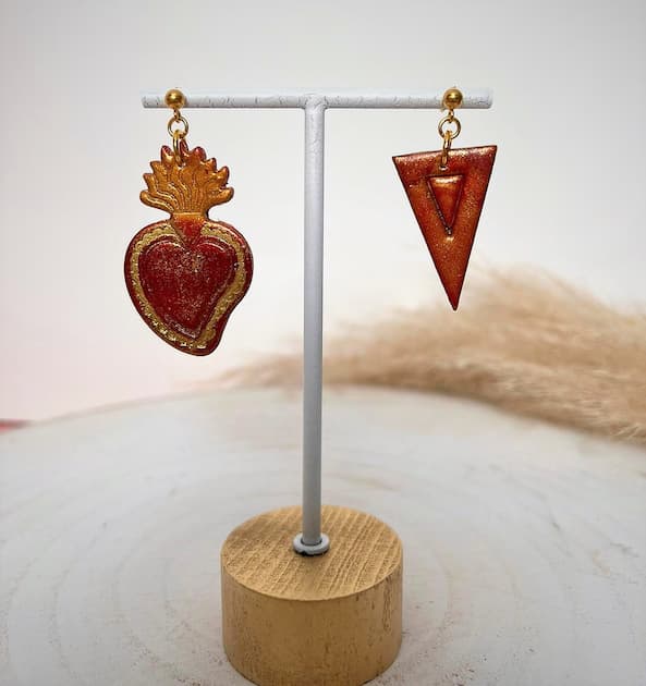 orecchino cuore sacro con fiamma