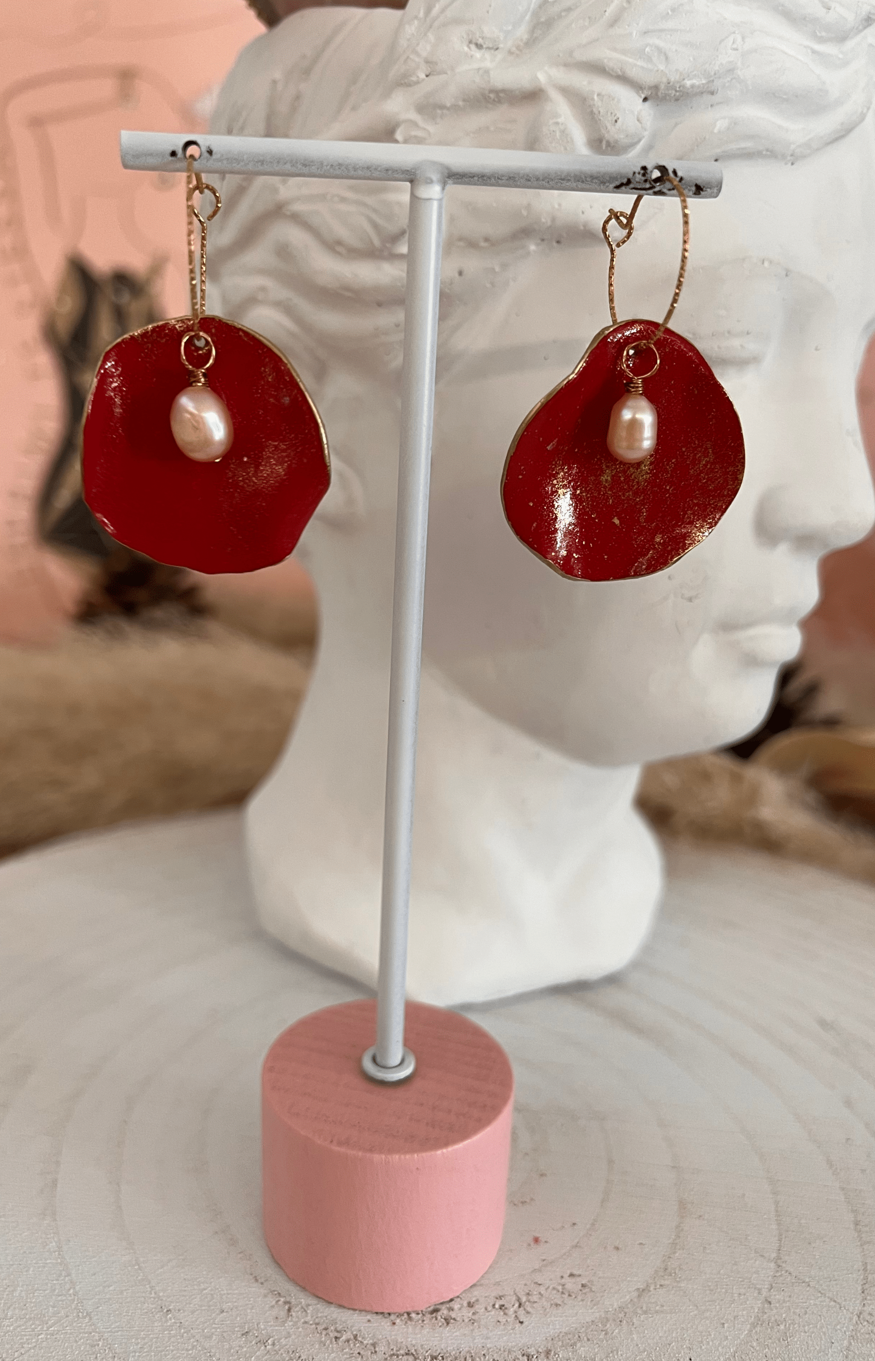 orecchini personalizzati pendenti con petali e perle